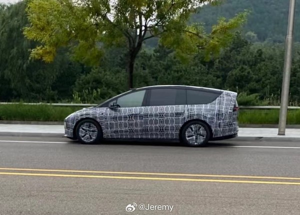 理想M9纯电SUV最新谍照曝光 网友:还是MPV既视感 理想M9纯电SUV最新谍照曝光 网友:还是MPV既视感