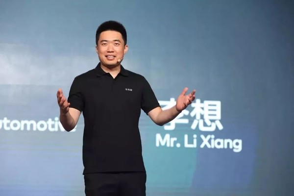 李想 李想给新买的法拉利上牌被偶遇 网友:居然亲力亲为