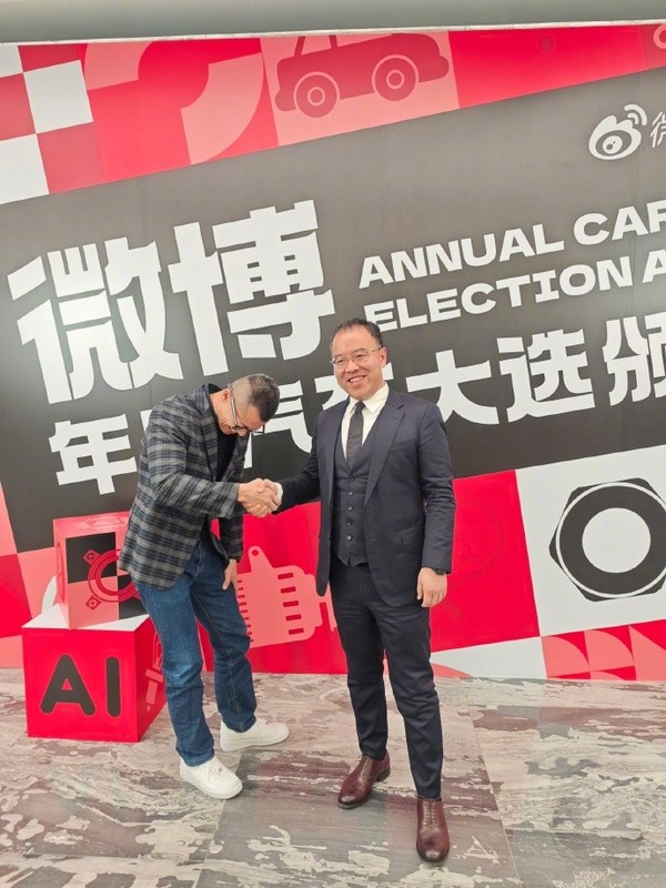 陈震(左)向吉利高级副总裁杨学良当面致歉 陈震就领克泄密事件向吉利副总当面致歉 二者友好互动
