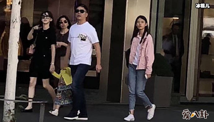 刘强东章泽天两夫妻携女出国游玩照片被扒!两人恩爱如初!