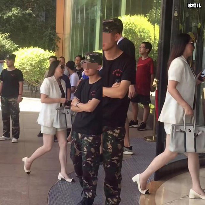 成龙妻子短裙现身, 长发披肩露美腿却被疑并不是林凤娇