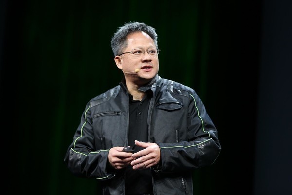 英伟达CEO黄仁勋个人财富飙升50% 涨至1200亿美元 英伟达CEO黄仁勋个人财富飙升50% 涨至1200亿美元