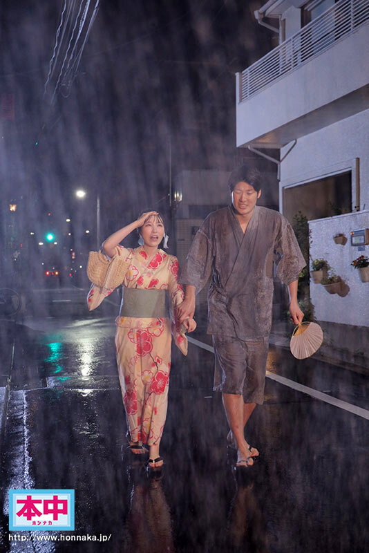 香水じゅん(香水纯)作品HMN-637发布！花火大会突遇暴雨，童年好友露出美乳让人忍不住推倒