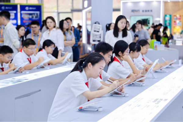 来自北京的学生通过墨水屏智能终端小猿学练机上了一堂“新时代”的课程 小猿全矩阵产品亮相2025服贸会 “AI超拟人1V1老师”成焦点