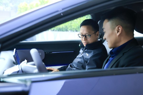 华为靳玉志试驾新款阿维塔12 直言:“如脱胎换骨!” 华为靳玉志试驾新款阿维塔12 直言:“如脱胎换骨!”