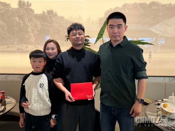 李想(右一) 从线上点赞到线下赴约!李想请浙江救人车主吃饭