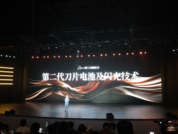 第二代腾势D9九大升级汇总:配闪充技术 35.98万元起 第二代腾势D9九大升级汇总:配闪充技术 35.98万元起