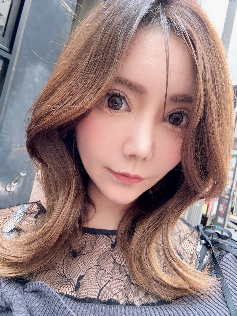 番号(053126-001)那位在无码片商加勒比初登场下马的J奶神乳横田美优是？