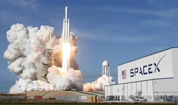 SpaceX上市首日开盘报150美元 市值突破2万亿美元