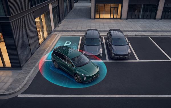 双强协同！星海V6首台华为乾崑智驾量产车驶下产线